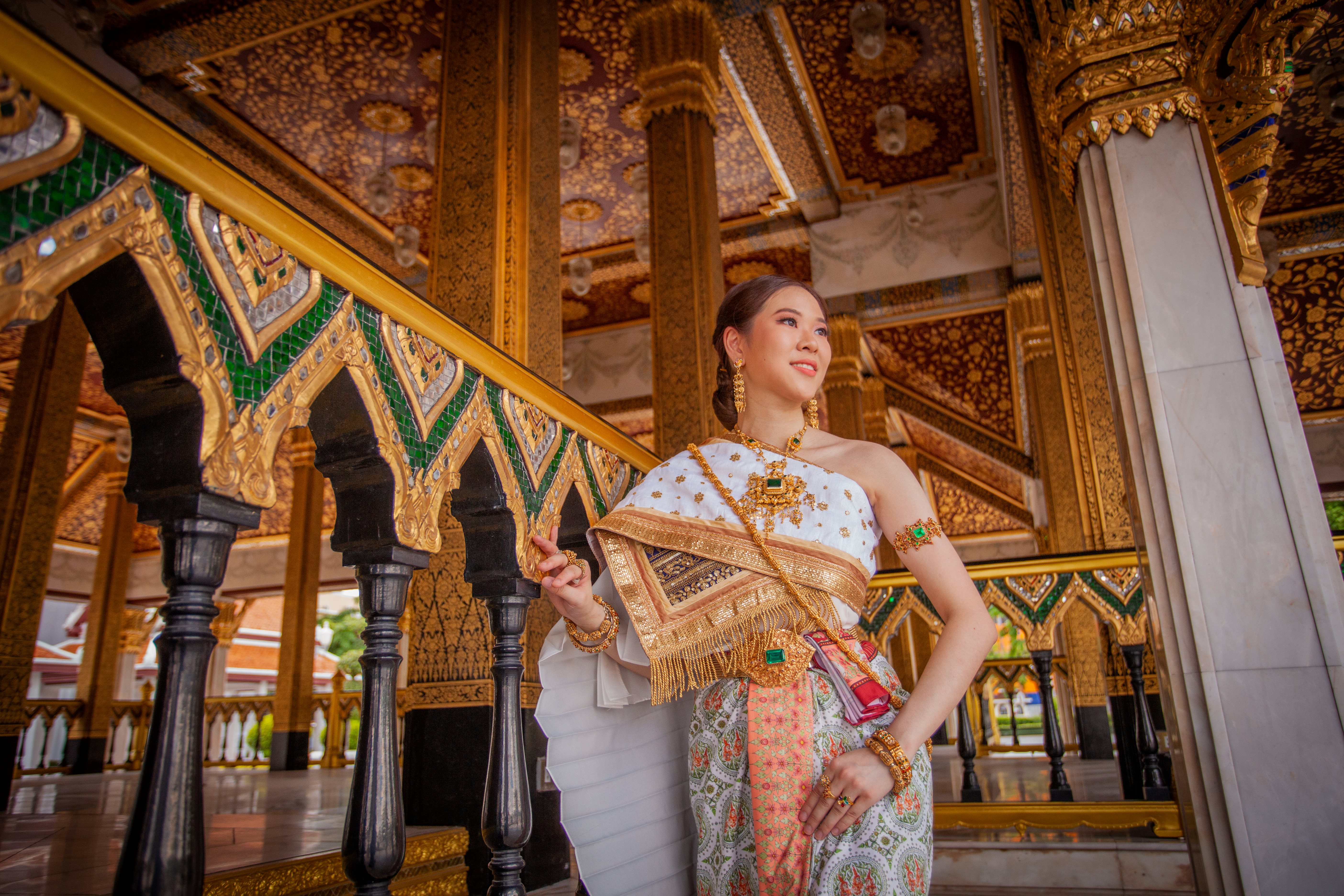 Beautiful Thai girl in Thai traditional costume. - Stock Photo [45926002] -  PIXTA