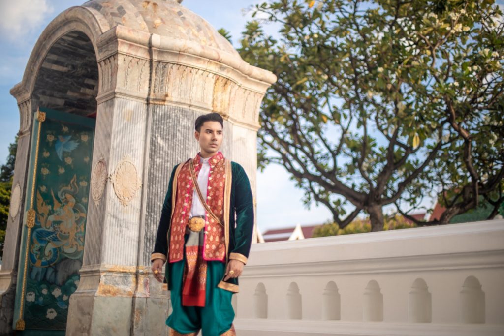 Thai Style Studio 1984 5ชุดไทยผู้ชาย เปลี่ยนวัดให้กลายเป็นรันเวย์ ดูเท่ทุกองศา 49